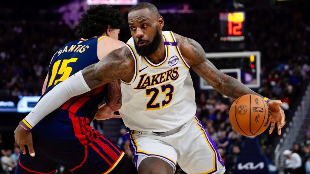 LeBron James 2025 celebrando una victoria junto a Bronny James en la NBA, marcando un momento histórico para el baloncesto.