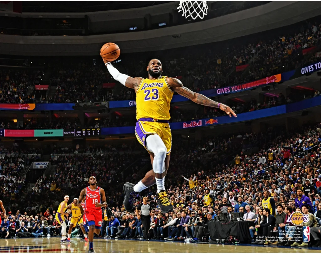 LeBron James 2025 liderando el ataque de los Lakers en un partido decisivo de la temporada regular.