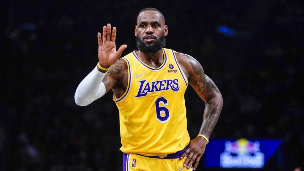 LeBron James 2025 compartiendo cancha con su hijo Bronny James durante un partido con los Lakers.
