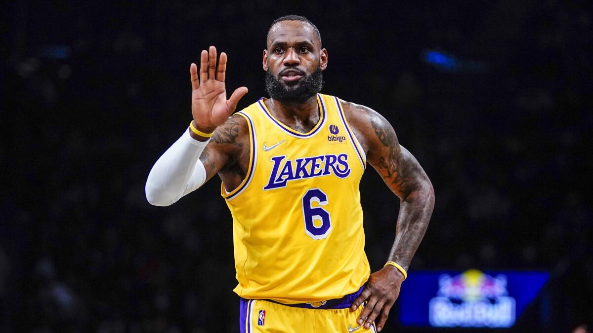 LeBron James 2025 compartiendo cancha con su hijo Bronny James durante un partido con los Lakers.
