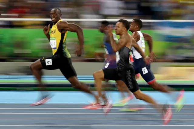 Usain Bolt cruzando la meta celebrando